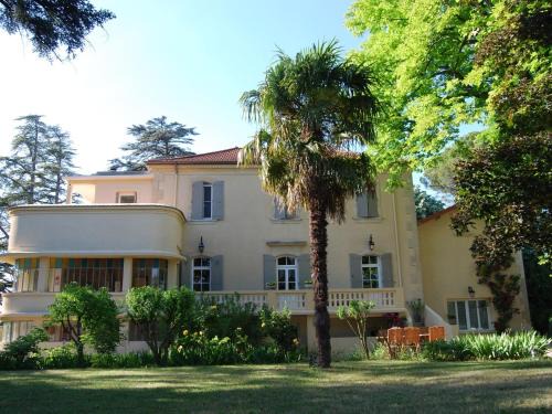 Valreas House | Villa in Valréas with Pool and Garden Views