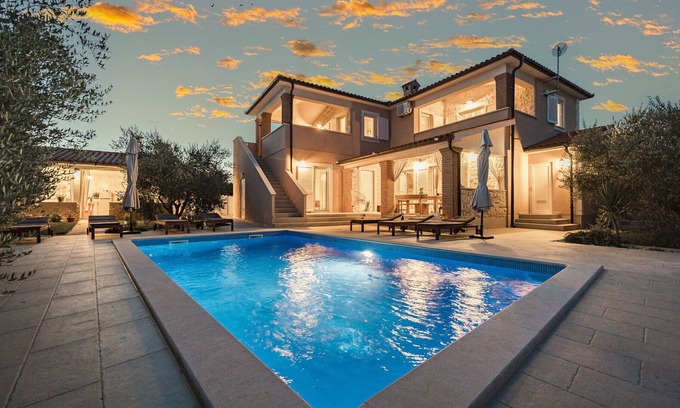 Peruski Villa | Villa Javor near Pula only 1 km from the beach with sea view and heated pool