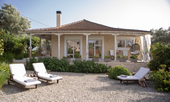 Spanokhorion Villa | Villa Kallisti - private villa with hot tub, large garden, close to the beach