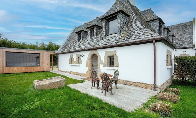 Locquirec Villa | Villa 'Ker Louise' with Sea View, Shared Terrace and Wi-Fi