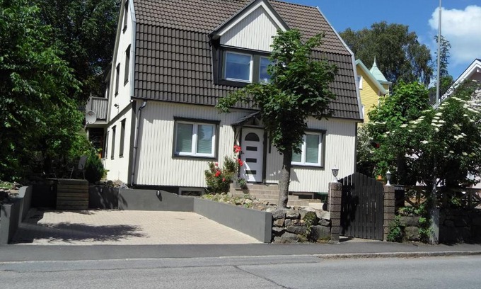 Vastra Frolunda Bed & Breakfast | Villa Kungssten