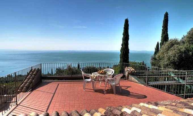 Garda Villa | Villa La Limonaia, Garda, silent position in the green, great lake views