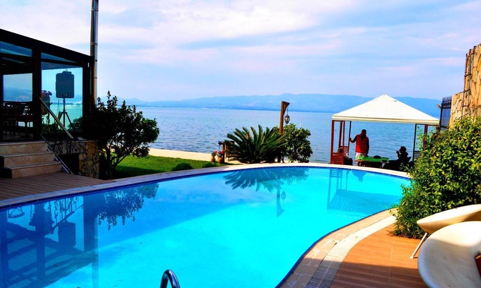 Orhangazi Villa | Villa Lake Paradise - Small Villa Lakeshore