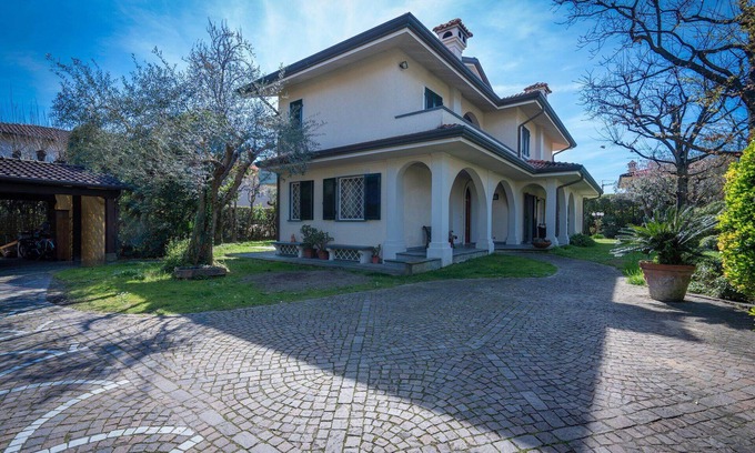 Forte dei Marmi Villa | Villa Le Fontanelle In Forte Dei Marmi with Ac