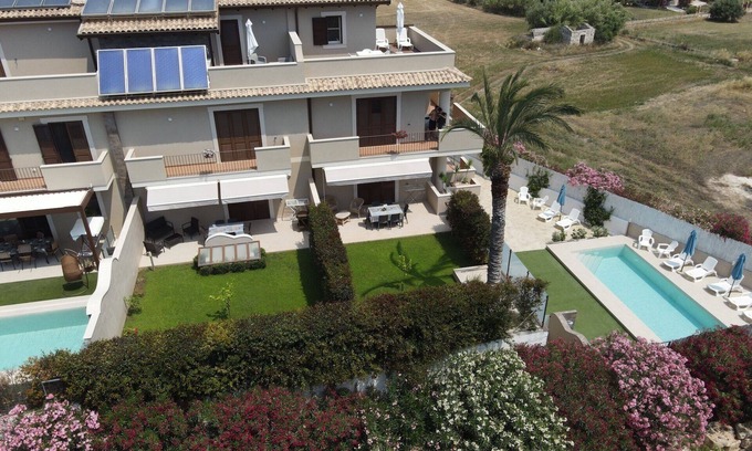 Pozzallo Apartment | Villa le Mimose - Caracol appartam with private garden/pool 30 mt. beach