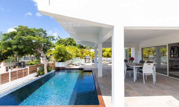 Pelican Key Villa | Villa Livity 6 Bed Luxury Sea View boutique villa