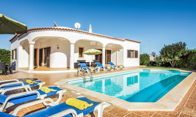 Sesmarias Villa | Villa Lourenco - A detached Villa, Great location to shops & restaurants, WI-FI