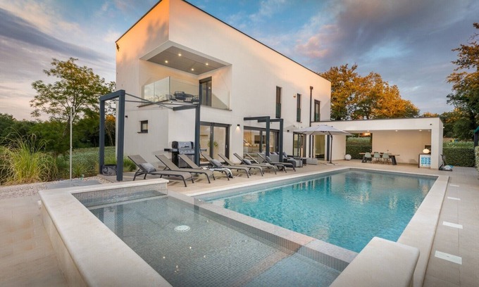 Kirmenjak Villa | Villa Luce Verde - beautiful villa with private pool, hot tub and sauna near the town of Porec and its beaches