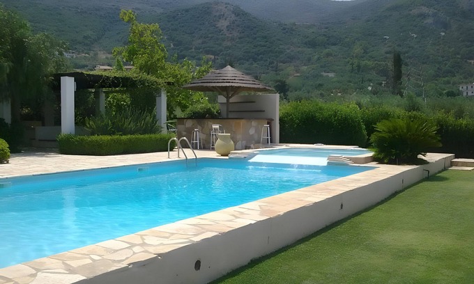 Kiparissia Villa | Villa 'Luxury Flora Kiparissia' with Sea View, Wi-Fi and Air Conditioning