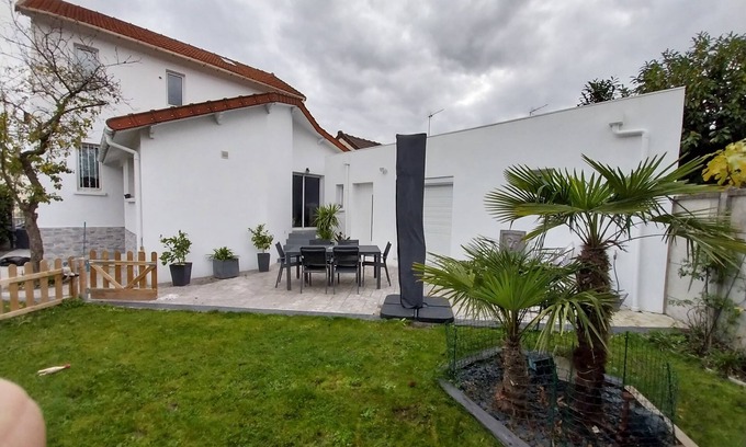 Aulnay-sous-Bois Villa | Villa "Maison Entre Paris Et Aéroport Cdg" with Shared Terrace, Shared Garden & Wi-Fi