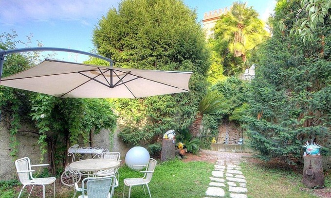 Finalborgo House | Villa Malvina B: A welcoming apartment that is part of an ancient historic building, with Free WI-FI.