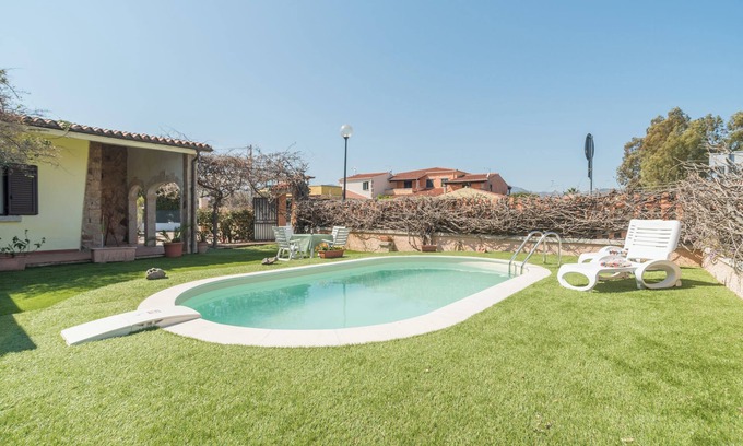 Budoni House | Villa Marisa with Pool, Garden & Wi-Fi