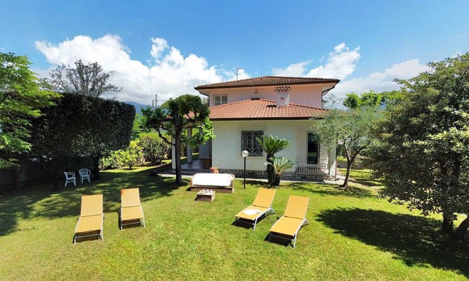 Forte dei Marmi Villa | Villa Martino - central villa and a few steps from the sea
