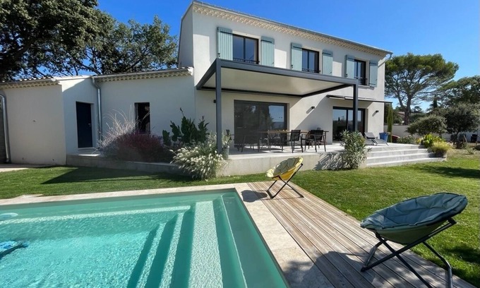 Cabrieres-d'Avignon Villa | Villa 'Mas Mayflower' with Mountain View, Wi-Fi, and Air Conditioning