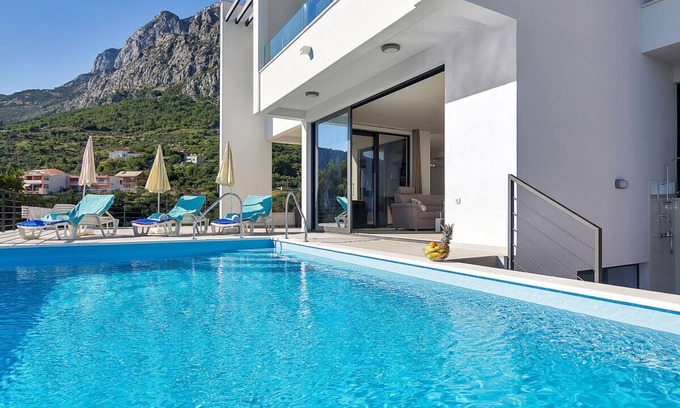 Veliko Brdo House | Villa Maslina with heated pool and fantastic sea views