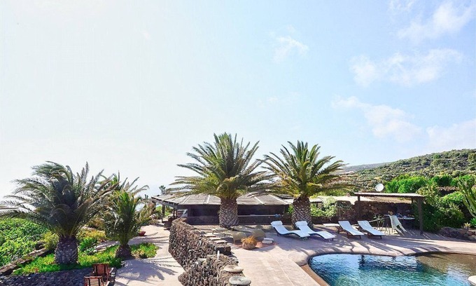 Pantelleria House | Villa Meriggio C: A characteristic and welcoming dammuso with the fascination of the typical and ancient houses of the island.