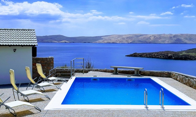 Cesarica Apartment | Villa Mihaela - Beachfront apartment "Mario" with sea view and pool