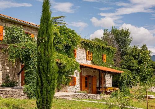 Lupoglav Villa | Villa Millefoglie, a century-old stone house nestled in a nature park