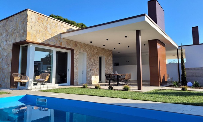Pacengo Villa | Villa 'My Lagozise' with private pool, wifi and air conditioning