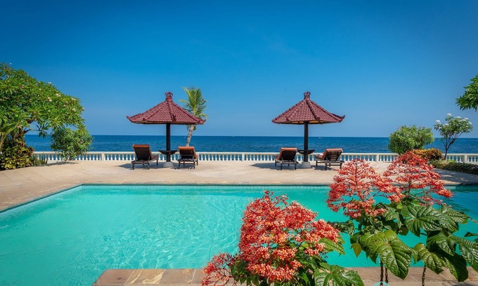 Dencarik House | Villa Namasté - Beachfront @ Lovina Beach, 8P, Private Pool, BBQ