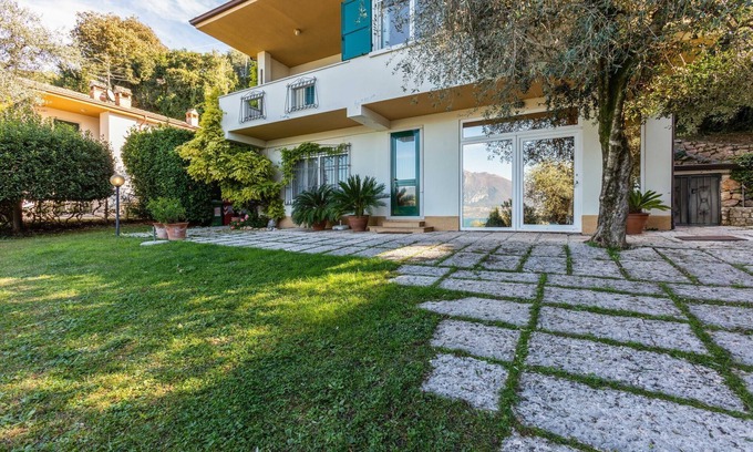 Torri del Benaco Villa | Villa near Lake Garda with Bubble Bath