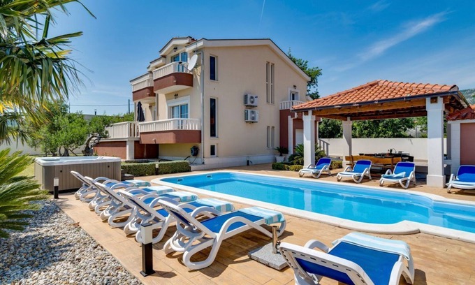 Rudine Villa | Villa Novi - Five Bedroom Villa, Sleeps 12
