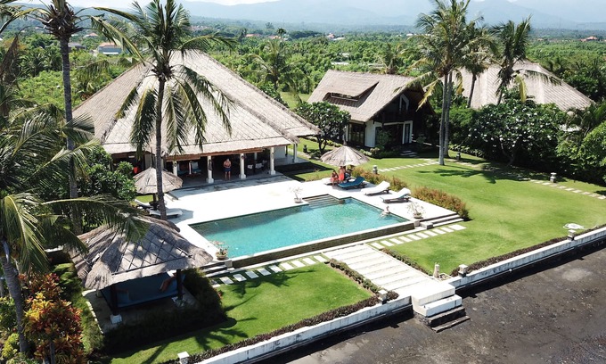 Dencarik Villa | Villa Nusa Indah, Luxurious Beachfront villa near Lovina Bali