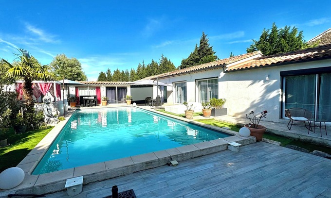 Monteux Villa | Villa Olivia, avec Piscine ,salle de Sport, Terrasse, Jardin et Gardien.