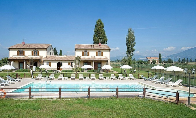 Cannara House | Villa Ornata A: A characteristic and welcoming apartment surrounded by the greenery, with Free WI-FI.