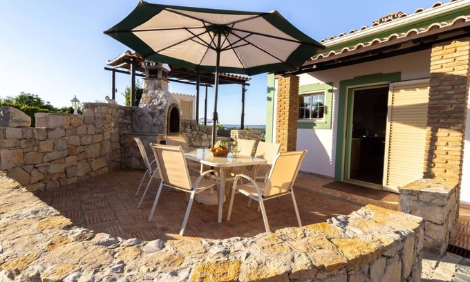 Vale do Telheiro Villa | Villa 'Peacehaven' with Mountain View, Wi-Fi and Air Conditioning