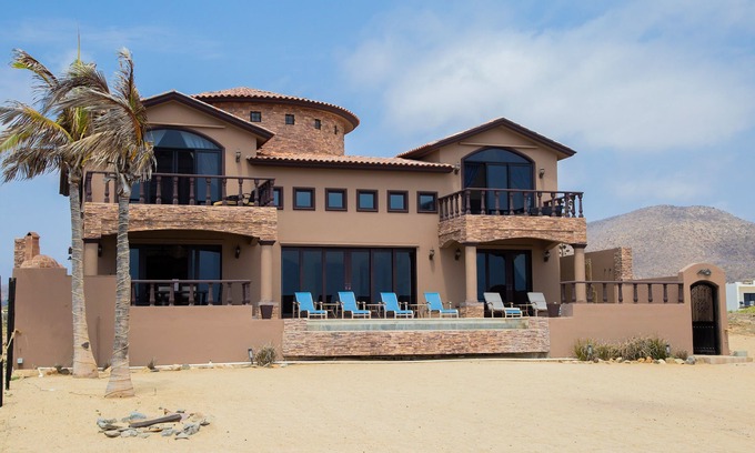 Cerritos Villa | Villa Piazzas Elegant Beachfront Home