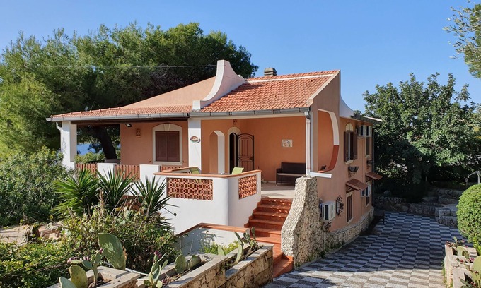 Plemmirio Villa | VILLA PLEMMYRIA. Semi-detached villa immersed in the greenery of the Plemmirio Marine Protected Oasis