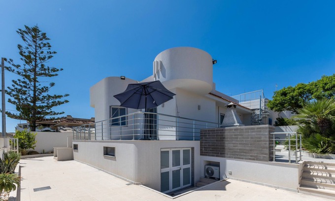 Marina di Modica Villa | Villa 'Primavera' with sea view, private terrace and air conditioning