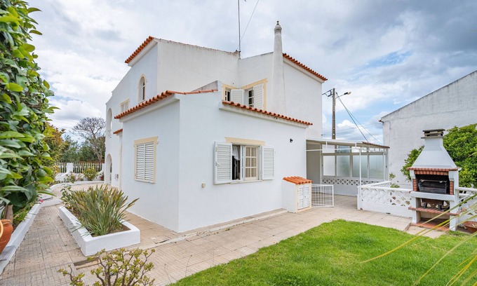 Porches Villa | Villa 'Raposo' with Private Terrace, Private Garden and Wi-Fi