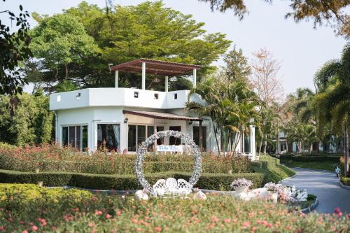Khanong Phra Resort | Villa Reina Resort