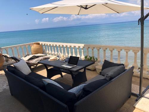 Arcoudi House | Villa Rena In Front of the Sea
