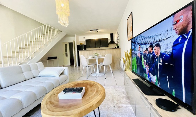 Massilia House | Villa Rodger, 80m2 Proche Centre Ville et Route des Plages, 2 ch, Parking, ext