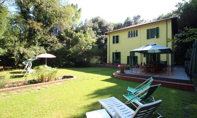 Poveromo Villa | Villa Ronchi - 10 People, 500m from Sea, WIFI, large Garden, Pets welcome, rustic style