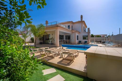 Castelo Villa | Villa Ruana - 5 bedrooms on Suite- Free out door Hot Jacuzzi - By Bedzy