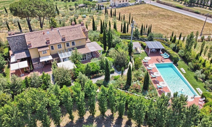 Palaia Villa | Villa San Gerbero amazing villa casale with p/pool and jacuzzi bath