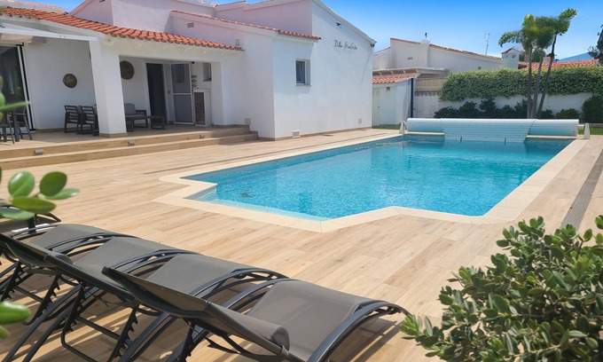 Molinell Ski Chalet | Villa SEAESTA on the beachfront, Les Deveses, Denia