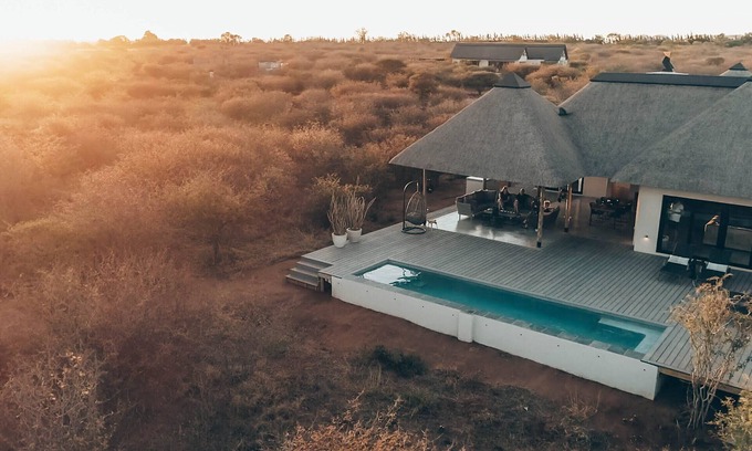 Hoedspruit Villa | Villa Sebra: Luxury and design with stunning views of the Drakensberg Mountains