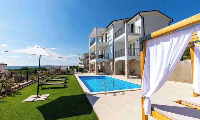 Diminici Villa | Villa Solara Summary: