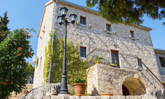 Bacina Villa | Villa Solar - Ethno Art Village Podcempresn