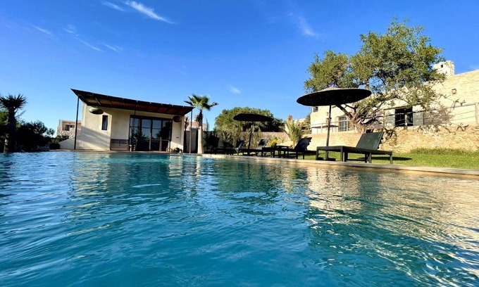 Sidi Kaouki Villa | Villa Sunset-Pool-Service woman