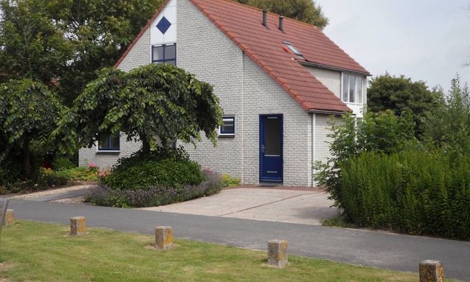 Julianadorp aan zee House | Villa The Blue Kite, by the sea+golf course, fireplace, sauna, fenced garden
