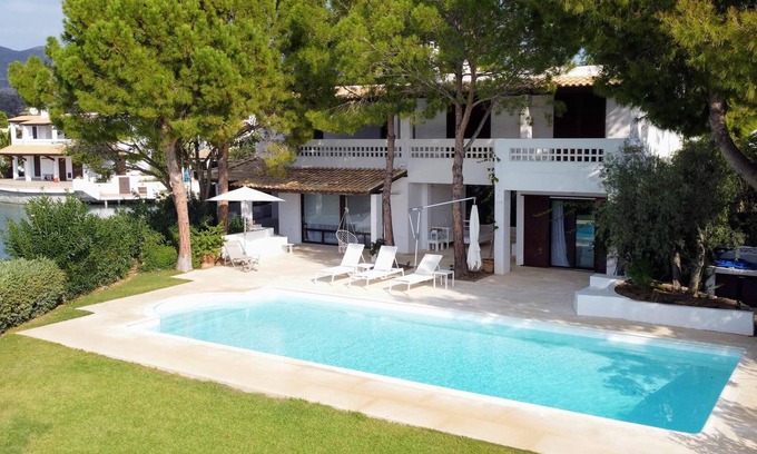 Plepi Villa | Villa 'The White By Seaviews' with Sea View, Wi-Fi and Air Conditioning