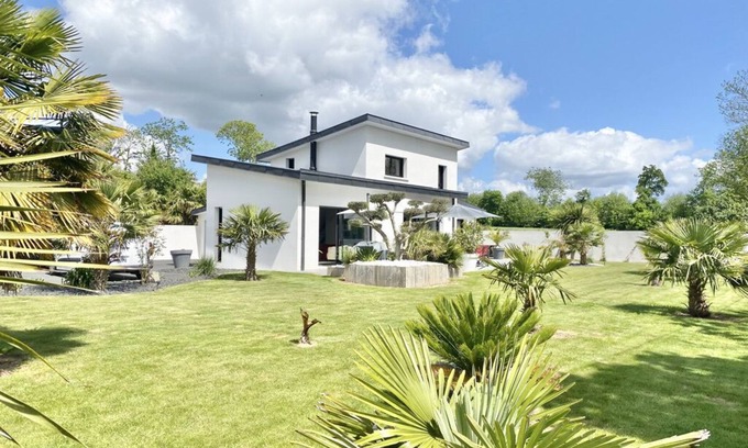 Concarneau Villa | Villa Tropicale – Modern style by the ocean