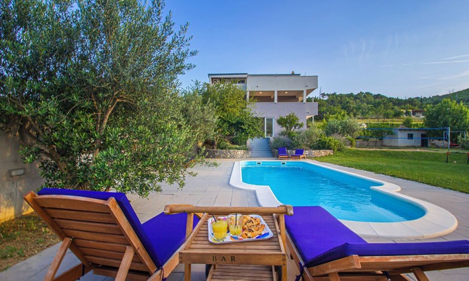Tugare House | Villa Ume - sauna, swimming pool, volleyball court and ping pong