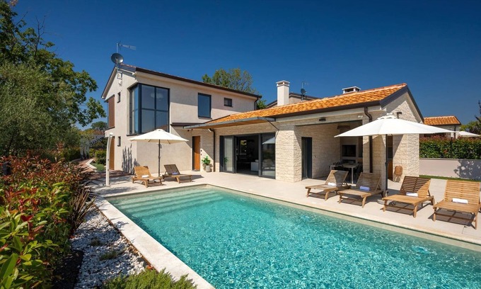Kadumi Villa | Villa Ursaria by Villas Guide